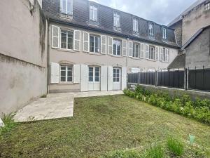 een lege werf voor een gebouw bij Maison de maître plein centre in Montluçon