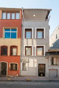 un edificio en una calle en frente en Blue Sea Apart Hotel, en Estambul