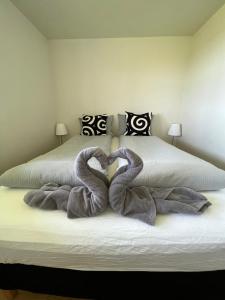 un lit avec deux serpents faits pour ressembler à des cœurs dans l'établissement Apartment - Fíflholt, à Hvolsvöllur
