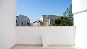 una pared blanca con vistas a la ciudad en Perla Suite, en Mesagne