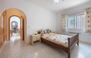 ein Schlafzimmer mit einem großen Bett und einem Flur in der Unterkunft Cozy Apartment In Cautivador With Wifi in Cautivador