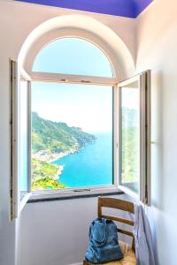 een open raam met uitzicht op de oceaan bij Starhost - Casa del Principe in Ravello