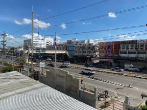 - une vue sur une rue de la ville avec des voitures et des bâtiments dans l'établissement Citi Place Hotel ซิตี้ เพลส, à Lop Buri