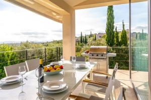 a dining room with a table and a kitchen with a view at Villa bonita con vistas espectaculares, perfecto para familias in Palma de Mallorca
