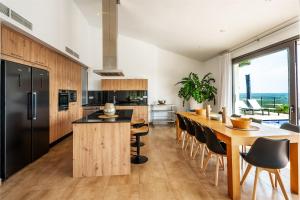 Una cocina o zona de cocina en Villa bonita con vistas espectaculares, perfecto para familias