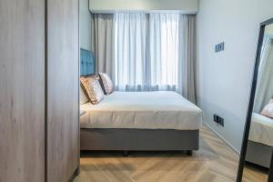 ein Schlafzimmer mit einem Bett und einem großen Fenster in der Unterkunft City Chic Studio, Cape Town in Kapstadt