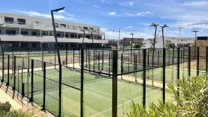 Tenis a/nebo squash v ubytování Casa Holiday Finestrat - 3 bedroom flat with common pool nebo okolí