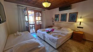 een slaapkamer met 2 bedden en een raam met bloemen bij Bc Spa Hotel in Dalyan