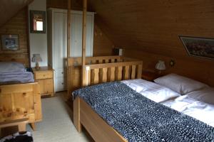 a bedroom with a bed in a wooden cabin at Bergheim Schmidt, Almhütten im Wald Appartments an der Piste Alpine Huts in Forrest Appartments near Slope in Turracher Hohe