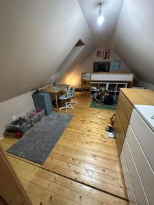 Zimmer im Dachgeschoss mit einem Schreibtisch und einem Tisch in der Unterkunft Kouzelný domeček in Ostrava