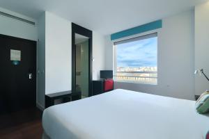 Postel nebo postele na pokoji v ubytování Sea You Hotel Port Valencia