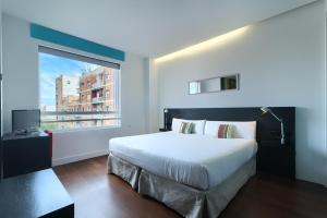 Postel nebo postele na pokoji v ubytování Sea You Hotel Port Valencia