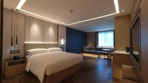 Postel nebo postele na pokoji v ubytování Renaissance Shenzhen Luohu Hotel