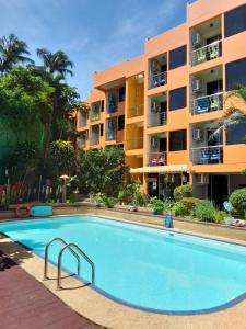 una piscina frente a un edificio de apartamentos en PorterHouse Beach Hotel, en Patong Beach