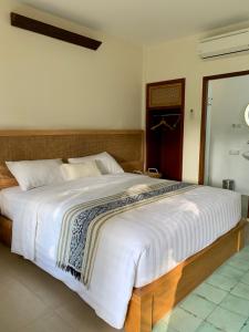 Katil atau katil-katil dalam bilik di Roots Hotel Senggigi