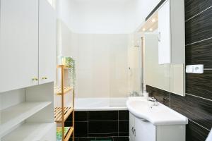 Ένα μπάνιο στο Stunning Charles Bridge Apartment +28 φωτογραφίες