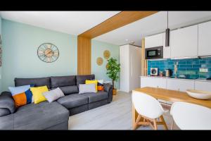 un soggiorno con divano e tavolo e una cucina di Ocean Oasis by LovelyStay ad Albufeira