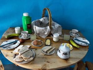 una mesa de madera con productos para el desayuno y un bolso en EcoFunco en Portela