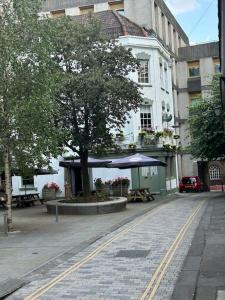 een boom voor een gebouw met een paraplu bij Modern 2 bed apartment in Bristol city centre in Bristol