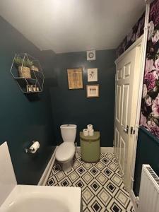 een kleine badkamer met een toilet en een wastafel bij Modern 2 bed apartment in Bristol city centre in Bristol