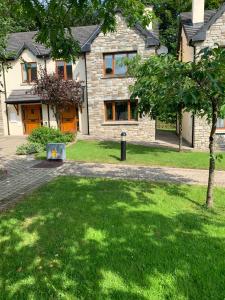 una casa con césped delante en Lough Rynn-Lord Leitrim en Rivers Town