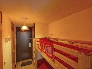 einen Flur mit 2 Etagenbetten in einem Zimmer in der Unterkunft Appartement Vars, 1 pièce, 4 personnes - FR-1-330B-54 in Vars