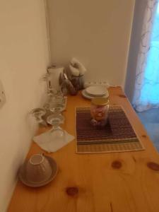 Příslušenství pro přípravu čaje a kávy v ubytování Kantouni Guest House by the sea