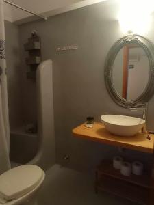 y baño con lavabo, aseo y espejo. en Kantouni Guest House by the sea, en Batsi