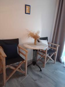 1 mesa y 2 sillas en una habitación en Kantouni Guest House by the sea, en Batsi