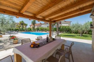 Bazén v ubytovaní Apartments in Porec - Istrien 36949 alebo v jeho blízkosti