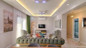 a living room with a couch and chairs at Göcek Villa Can in Belenpınar