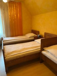 Łóżko lub łóżka w pokoju w obiekcie Leśny Dwór