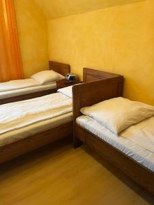 Łóżko lub łóżka w pokoju w obiekcie Leśny Dwór
