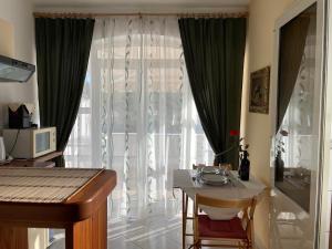 赫瓦爾的住宿－Apartments Gordana Buzolic，一间带桌子和大窗户的用餐室