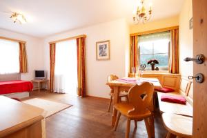 Almliesl GOLD-705 في Maierhof: غرفة معيشة مع طاولة وغرفة طعام