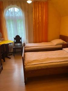 Łóżko lub łóżka w pokoju w obiekcie Leśny Dwór