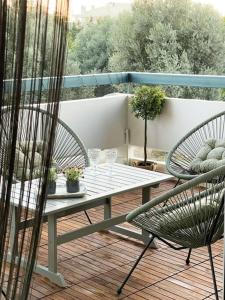 patio con mesa y 2 sillas en el balcón en Πολυτέλεια και ηρεμία στο κέντρο των Β.Προαστίων.., en Atenas