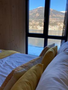 Llit o llits en una habitació de Klimatisierte Familienchalets am Millstätter See