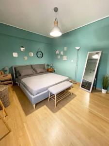 1 dormitorio con 1 cama grande y espejo en Πολυτέλεια και ηρεμία στο κέντρο των Β.Προαστίων.., en Atenas