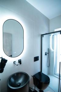 Koupelna v ubytování White House Vouliagmeni 1- 2BD Free Parking, Next to the Sea + 30 fotografií