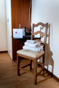 una silla de madera con toallas en un escritorio en BB Molina en Molina
