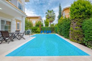 una piscina en el patio trasero de una casa en Luxury Private Villa With Pool and Garden in Serik en Belek