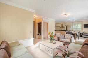 sala de estar con sofá y mesa en Luxury Private Villa With Pool and Garden in Serik en Belek
