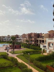 - une vue sur un complexe avec une piscine et des bâtiments dans l'établissement Appartement AP2 Résidence Al Waha, à Saïdia