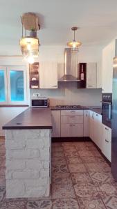 eine Küche mit weißen Schränken und einer Arbeitsplatte in der Unterkunft Vacation House Rosa in Supetarska Draga
