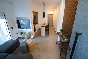 TV a/nebo společenská místnost v ubytování White House Vouliagmeni 1- 2BD Free Parking, Next to the Sea