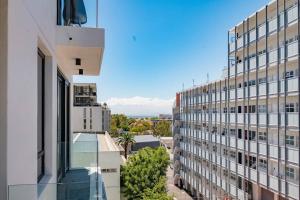 - une vue depuis le balcon d'un bâtiment dans l'établissement Elegant Green Point Apartment, au Cap