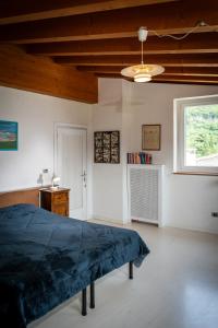 Un dormitorio con una cama azul y una ventana en BB Molina en Molina