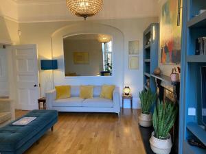 uma sala de estar com um sofá branco e um espelho em Hamilton Lodge: a 6 bedroom seaside Holiday Home hosting Happiness em Kent