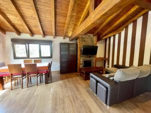 sala de estar con sofá y mesa en Apartamento Cabariezo, en Cabezón de Liébana